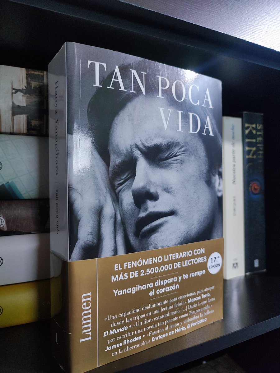 Bibliomaniatico's tweet photo. «Las cosas se rompen, y a veces se reparan, y en la mayoría de los casos, te das cuenta de que no importa lo que se dañe, la vida se reorganiza para compensar tu pérdida, a veces maravillosamente».

Hanya Yanagihara, Un poco de vida. https://t.co/NE7wlSp7eJ