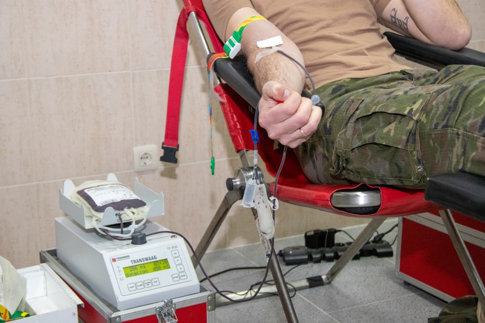 MADOC_ET's tweet photo. Hoy, los militares de la Academia de Infantería han participado en una colecta de donación de sangre, demostrando una vez más que la vocación de servicio también se ejerce a través de la solidaridad. Un gesto sencillo que puede salvar muchas vidas. 💉❤️ #SomostuEjército
#ACINF_ET https://t.co/GnwOmarrPP