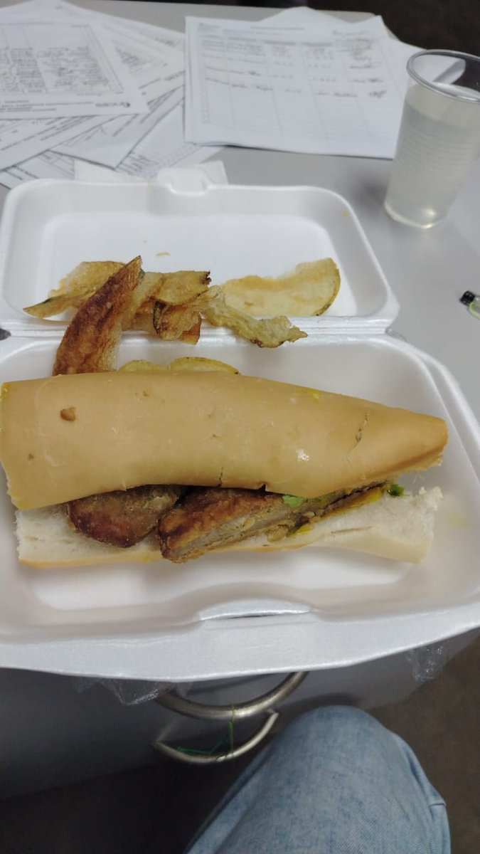 Sres autoridades d <a href="/Incesocialista/">Inces</a> según cláusula 33 de la Convención Colectiva uds están el deber de garantizar almuerzo al personal activo de Instituto. Uds invierten 6$ por cada almuerzo. Entonces ¿como se justifica este "almuerzo" recibido hoy por el personal del INCES DC?