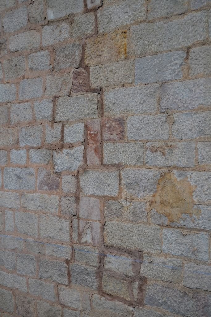 El 2 de febrer de 1428 es va produir el terratrèmol de la Candelera, un dels pitjors de la història de Barcelona.

Va fer caure la rosassa de Santa Maria del Mar, on van morir una vintena de persones. 

Avui dia, encara són visibles algunes esquerdes.