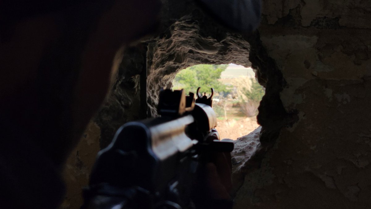 Günlerdir çetelerin saldırı başlattığı ilk günden itibaren sahada gerçeği sizlere ulaştırmaya çalıştım.
 Fakat şunu bütün açıklığımla ifade etmek istiyorum. 
Sıcak yerinde oturup klavye de dünyayı kurtaranlar yazdıklarınız hiçbirimizin umrunda değil.