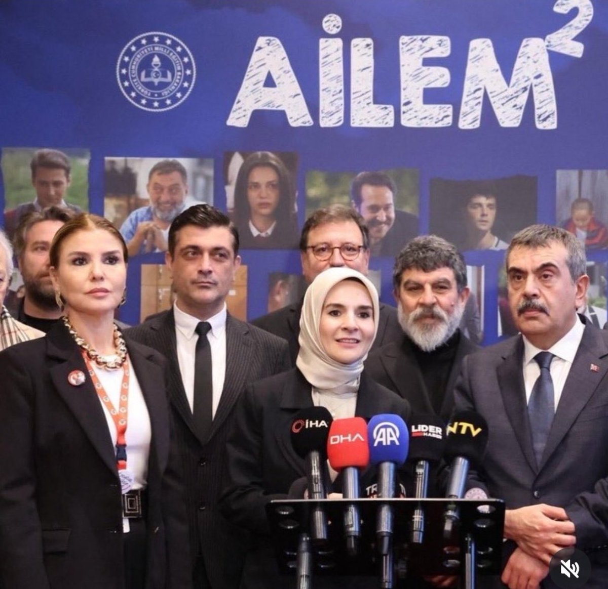 Şu karede olmayı nasıl kendinize reva gördünüz sayın bakanlar. Daha ne kadar bu millete rağmen , milletin değerleriyle alay eden kişilerle iş tutacaksınız. ❓Bu nasıl Milli Eğitim, bu nasıl Aile Bakanlığıdır❓<a href="/iletisim/">T.C. İletişim Başkanlığı</a> <a href="/RTErdogan/">Recep Tayyip Erdoğan</a> <a href="/dbdevletbahceli/">Devlet Bahçeli</a> <a href="/Mustafa_Destici/">Mustafa Destici</a>