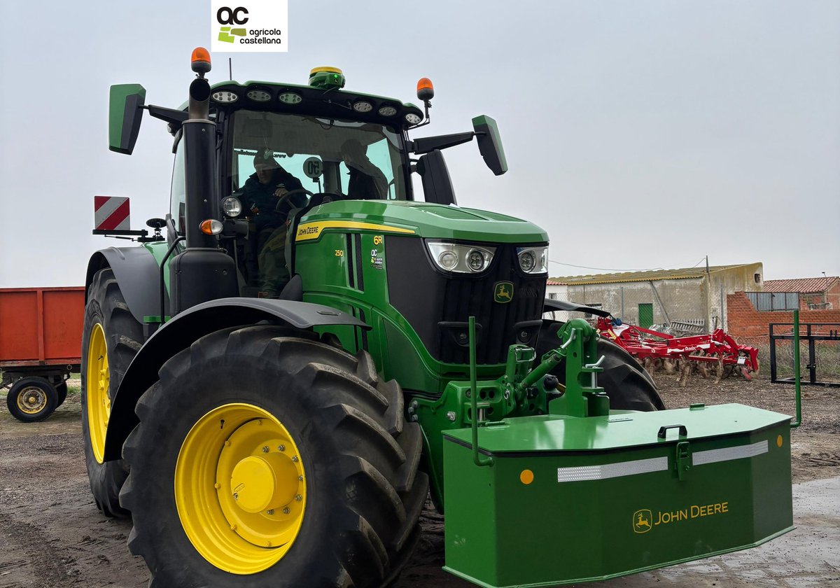 🚜✨ Entrega muy especial en Nueva Villa de las Torres (Valladolid) ✨🚜

💚 Hemos tenido el placer de entregar este brutal John Deere 6R 250 a la familia Del Bosque Díez, clientes de toda la vida y, sobre todo, grandes amigos 🤝🏼