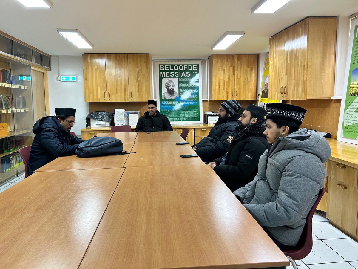 Moslimjongeren Den Haag tweet media