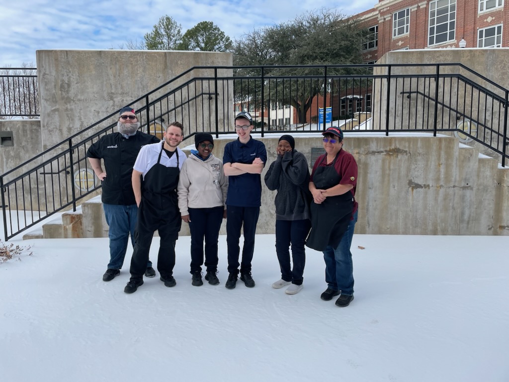 Huge thank you to our Storm Team for keeping SE Cafe open all last week during the inclement wather. You all are truly the best!! 💛💙
#Sodexo #StormTeam #SavageStorm #CampusLife #leardistrict