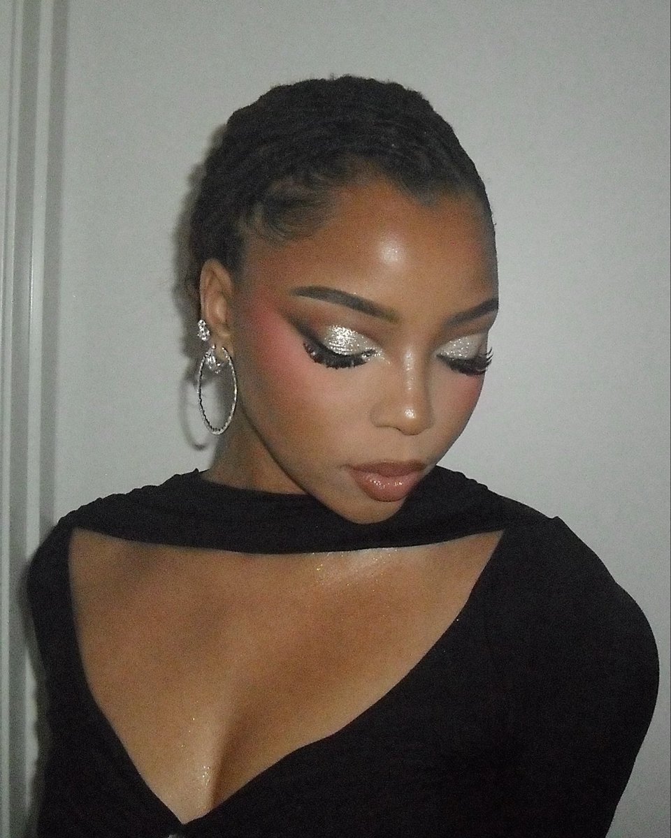 thekamua's tweet image. makeup by me on @ChloeBailey 🩶 #mua