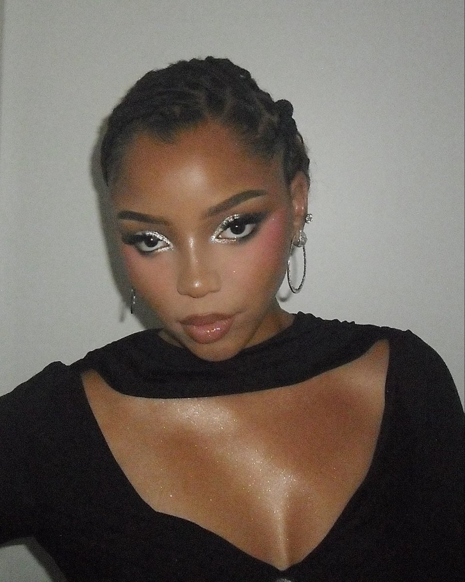 thekamua's tweet image. makeup by me on @ChloeBailey 🩶 #mua