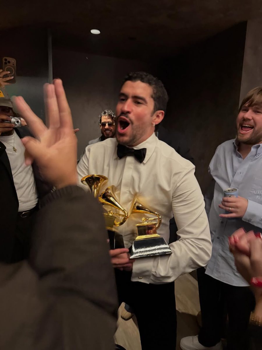 DeBÍ TiRAR MáS FOToS es ALBUM DEL AÑO!! 
El primer disco en español en ganar Mejor Álbum del Año en 68 años 🏆❤️‍🔥