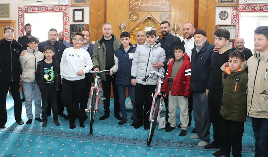 Sivas'ta "40 Vakit Camideyim, Değerlerimi Öğreniyorum" projesi kapsamında ara tatil boyunca beş vakit namaza düzenli olarak katılan öğrenciler ödüllendirildi.