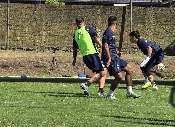El plantel cervecero volvió al trabajo esta mañana en el campo auxiliar donde hizo tenencia de pelota, fútbol en espacios reducidos y pasadas. Thomas Ortega se recuperó de su lesión y se entrenó con normalidad. Sólo trabajó aparte Juan Ignacio Capano, cerca de emigrar a préstamo.