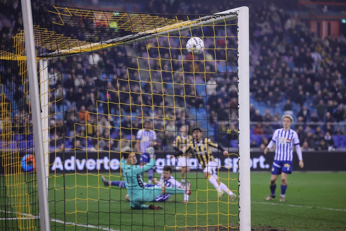 SVVitesse's tweet photo. Onderkant lat, paal, maar nog geen 2-1 voor Vitesse...🫣

Kom op, Vitesse! 🔥

#Vitesse #vitfce https://t.co/GRAsjfyaG2