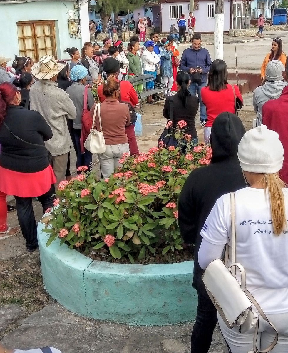 AMPPMella's tweet photo. #Mella,#SantiagoDeCuba. Inicia la mañana de hoy lunes con matutino de reafirmación revolucionaría contra medidas criminales impuestas por el Gobierno de Donald Trump, las palabras de la primera Secretaria del Comité Mcpal del PCC es la respuesta que corrobora que #CubaEstáFirme. https://t.co/M5SpOhPVhv