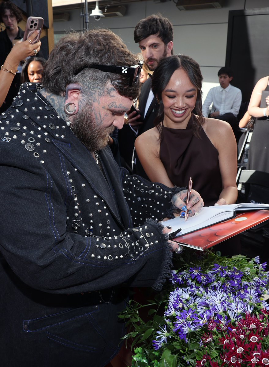 Creativity takes many forms. Sometimes, it takes center stage.

At the 68th Annual GRAMMY Awards®, Sharpie® showed up where culture and creativity intersect, partnering with GRAMMY-nominated artist Teddy Swims to celebrate bold self-expression on music’s biggest night.

Moments