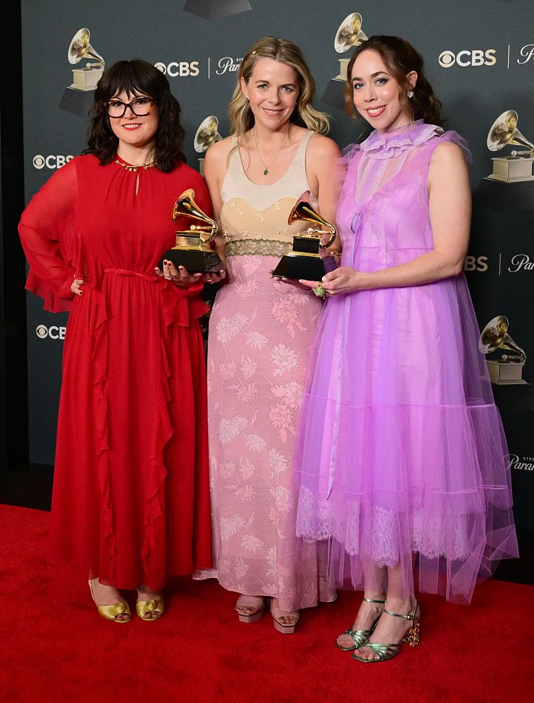 imwithherband's tweet photo. 2 GRAMMYs!! 🏆🏆

We are stunned and delighted beyond belief. Endless thanks to our amazing team and everyone who brought this album to life. We are so lucky to get to do what we love and work with great people who make it all possible. https://t.co/rICYPXOegF