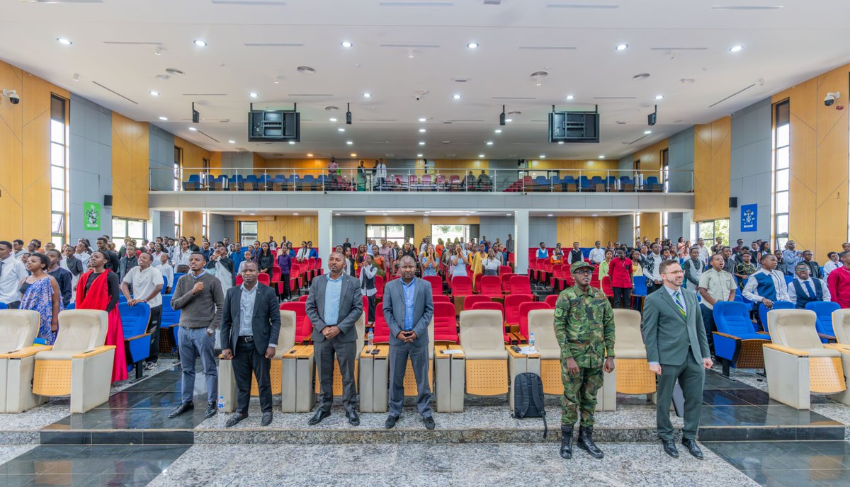 RwandaMoD's tweet photo. Kuri uyu wa Mbere, Umuvugizi wungirije w’Ingabo z’u Rwanda (RDF), Lt Col Simon Kabera, yatanze ikiganiro “Akamaro k’Intwari z’Igihugu” ku banyeshuri n’abakozi b' Ishuri rya Ntare Louisenlund  i Nyamata, mu Karere ka Bugesera.https://t.co/KBTl9X7fmo https://t.co/mHHh1JkW2s