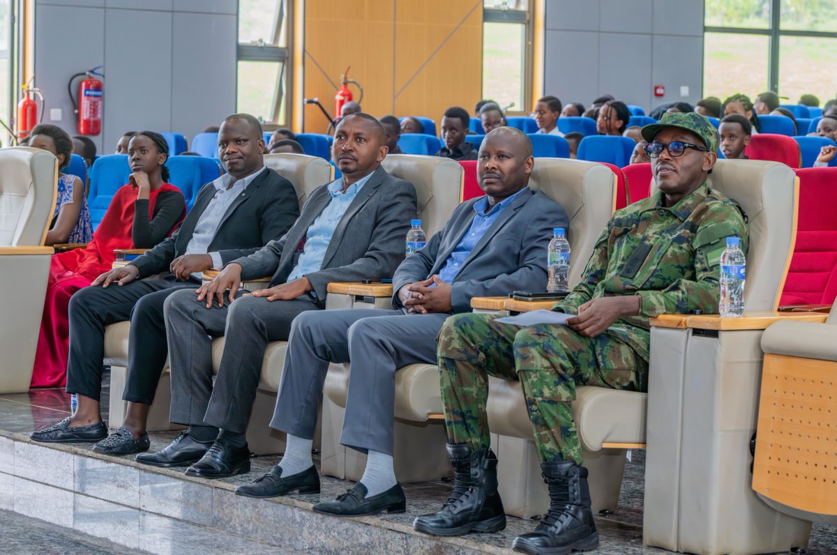 RwandaMoD's tweet photo. Kuri uyu wa Mbere, Umuvugizi wungirije w’Ingabo z’u Rwanda (RDF), Lt Col Simon Kabera, yatanze ikiganiro “Akamaro k’Intwari z’Igihugu” ku banyeshuri n’abakozi b' Ishuri rya Ntare Louisenlund  i Nyamata, mu Karere ka Bugesera.https://t.co/KBTl9X7fmo https://t.co/mHHh1JkW2s