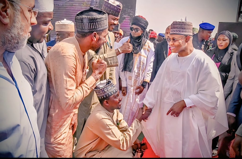 Yau Kenan Tare Da Mai Girma Balaraban  Gwamnan jihar kaduna mall Sanata Uba Sani a Garin Gwaraji  Da ke Karamar Hukumar Igabi Gurin Kaddamar Da Aikin Titi Ma Tsawan Kilometers 35.
Muce Alhamdulillahi  Allah yasa Muga Na Rigasa Hakkan Ameen.