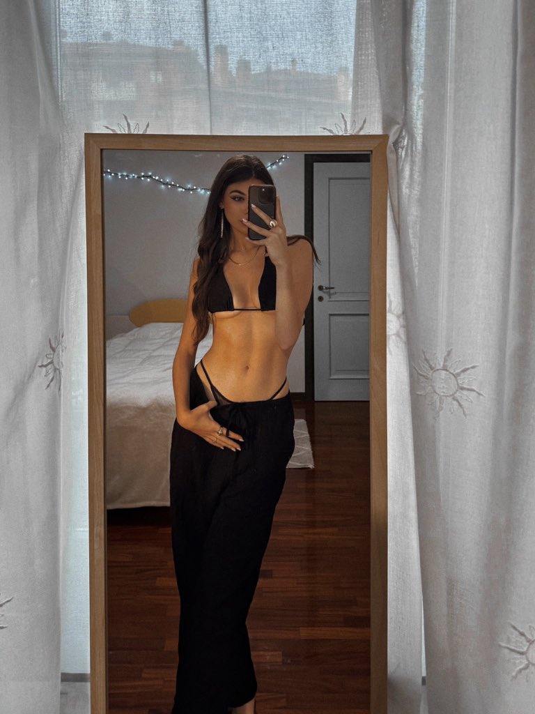 therealchiara0's tweet photo. Rt se sto bene “vestita” così 😏❤️‍🔥 https://t.co/ONS3PxofMN