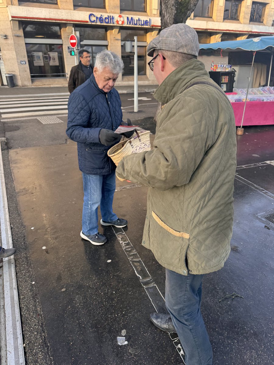 RestaurerM2026's tweet photo. 🔴⚪️ Tractage ce samedi matin au marché de Mulhouse ! ⚪️🔴
Écouter, comprendre et échanger avec nos citoyens et commerçants mulhousiens reste notre priorité
🫵 Avec vous, nous allons Restaurer Mulhouse !
#Mulhouse #UnionDesDroites #municipales2026 #maville #commercants https://t.co/sc1TAjlqDT
