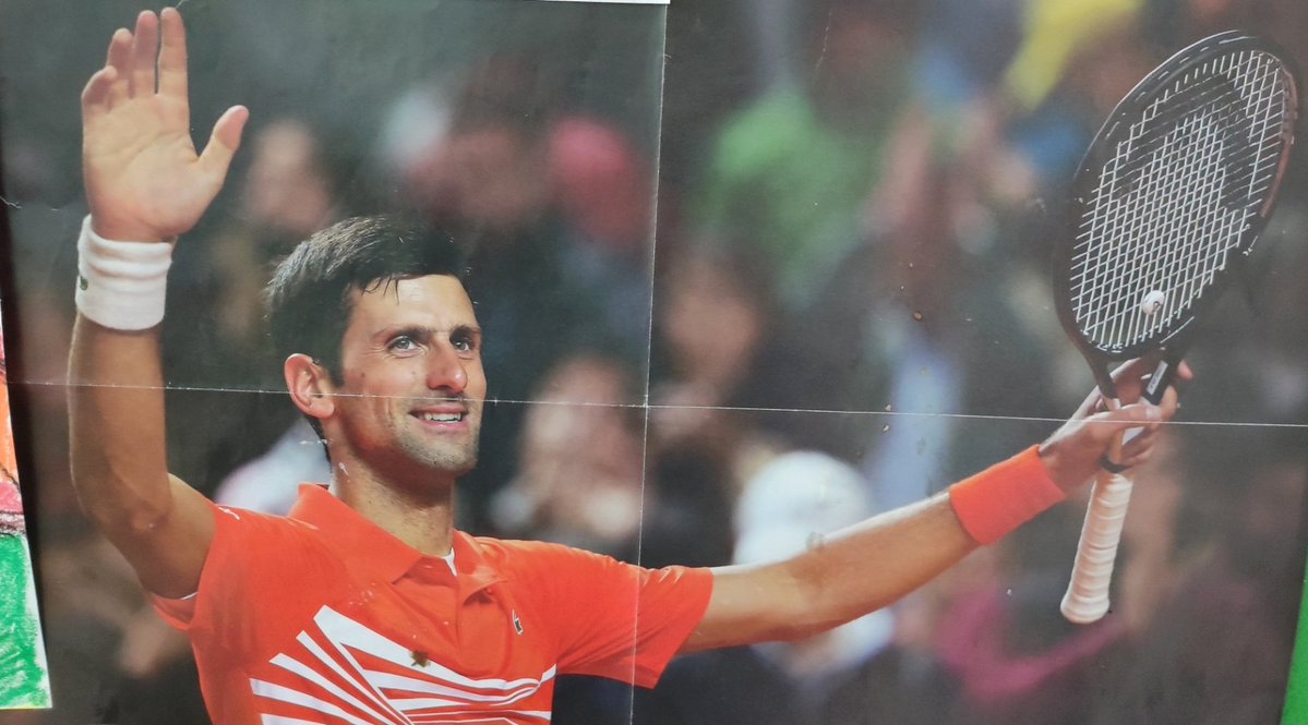 Ovo je poster na zidu moje učionice.  
Stoji već par godina tu. 
Đaci kad god dobiju peticu "daju pet" šakom o šaku Novaku.  Dovoljno je to reći i znati kakav je on uzor deci.  Vidim kako dolaze nove generacije koje će biti ponosne i hrabre jer imaju od koga da nauče kako. ❤️