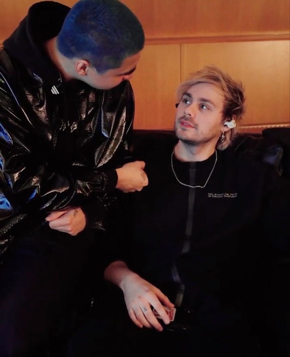 ih8bostonn's tweet photo. everyone’s in love with calum https://t.co/WNuWzTnePv