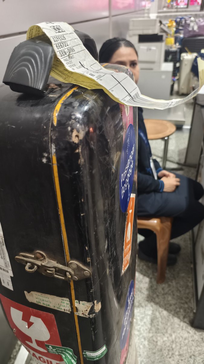 Monitsarod's tweet photo. @IndiGo6E Due to low visibility you are handling the fragile things badly to get it broken? https://t.co/yaF6v1JO60