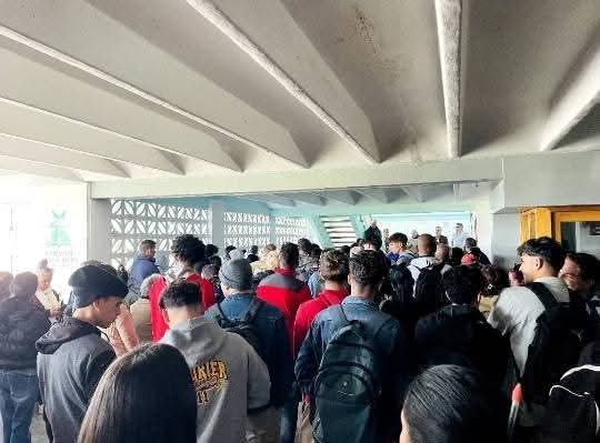 CubaMES's tweet photo. @oficial_upr vivió este lunes una jornada de firme reafirmación patriótica, donde estudiantes, profesores y trabajadores protagonizaron un emotivo acto de rechazo a las recientes medidas adoptadas por el gobierno de los Estados Unidos contra Cuba.

ℹ️📸 #OrgulloUPR
 #Cuba https://t.co/0gGmWhmEQY