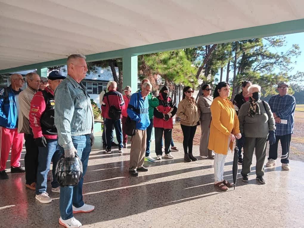 CubaMES's tweet photo. @oficial_upr vivió este lunes una jornada de firme reafirmación patriótica, donde estudiantes, profesores y trabajadores protagonizaron un emotivo acto de rechazo a las recientes medidas adoptadas por el gobierno de los Estados Unidos contra Cuba.

ℹ️📸 #OrgulloUPR
 #Cuba https://t.co/0gGmWhmEQY