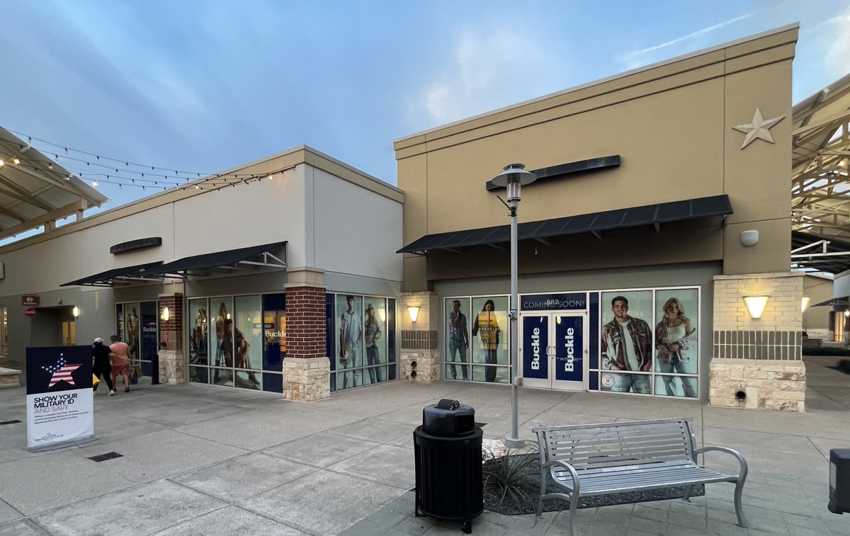 CorpInstall's tweet photo. Buckle is coming soon, and the storefront is already making an impression. New window graphics installed and ready to turn heads.

#windows #windowgraphics #installation #retail #retailgraphicinstallation #graphicinstallations #graphicdesign #wedocoolstuff #CorporateInstallations https://t.co/5pPjh5Ls2z