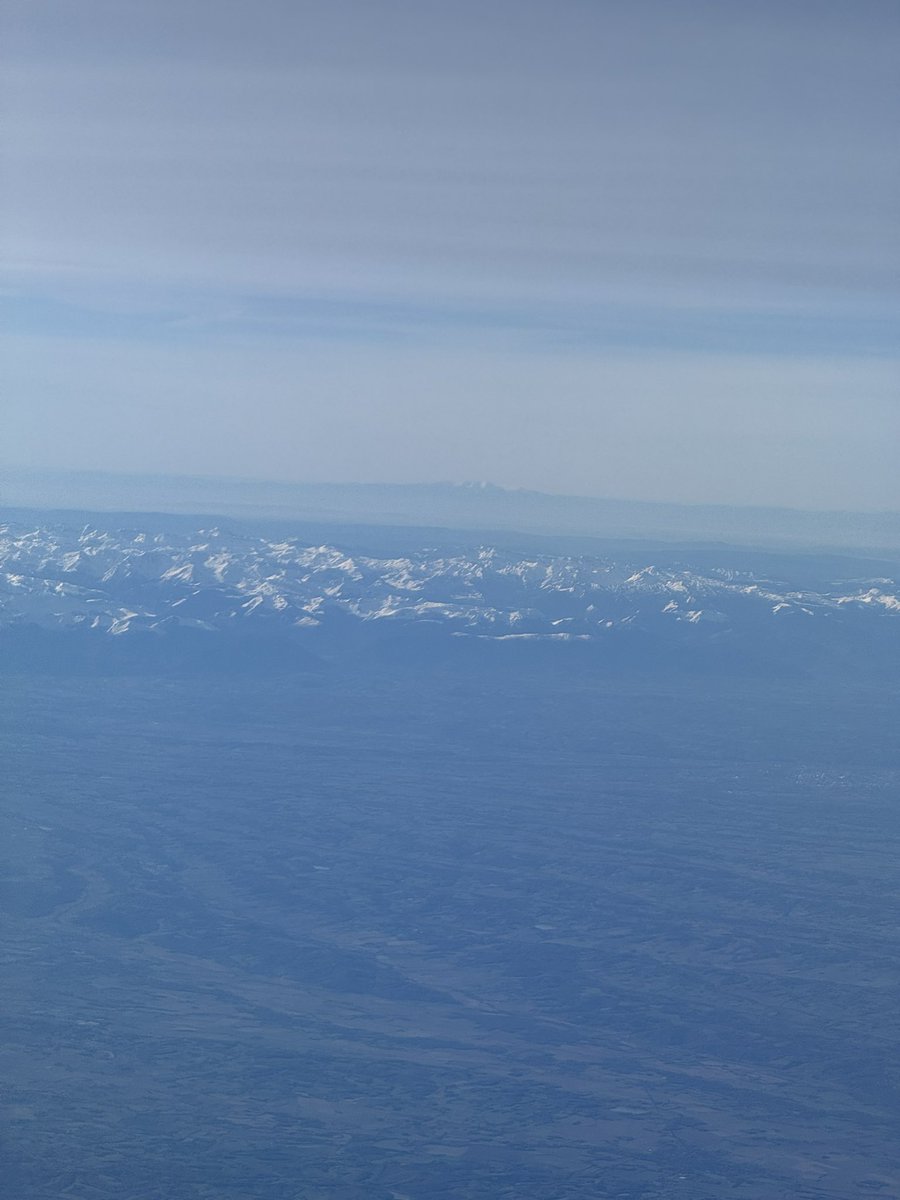 engineeredmind7's tweet photo. @JoseAQuirantes @andadarth @CharlesX1198 Fotografié el Moncayo en un avión sobrevolando la zona de Burdeos (iPhone 15 Pro Max), la segunda imagen es haciendo zoom, y otra ya desde Francia con la cordillera de los Pirineos nítida y el mismo Moncayo de fondo. Calculé unos +400km, a simple vista se veía mucho mejor. https://t.co/R9Wx78Ckko