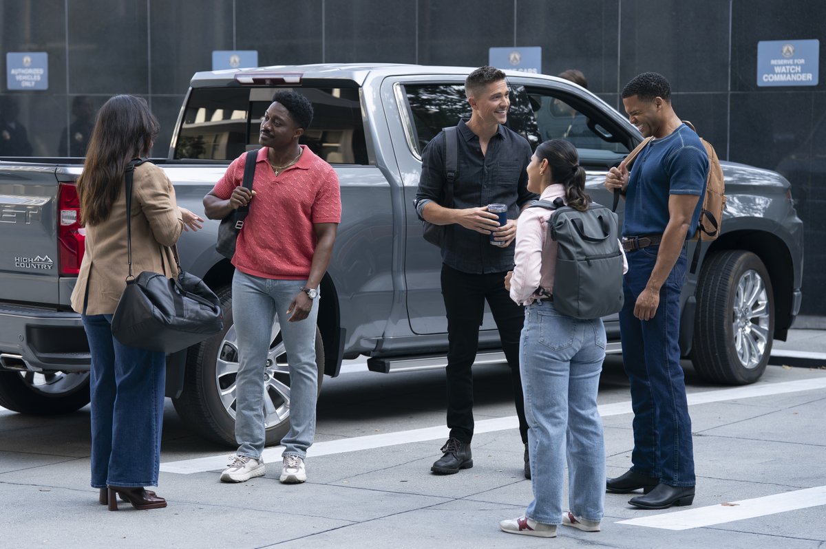 therookie's tweet photo. Watching Aaron pull into the station like 😍 #TheRookie https://t.co/LgPPzU1Auk