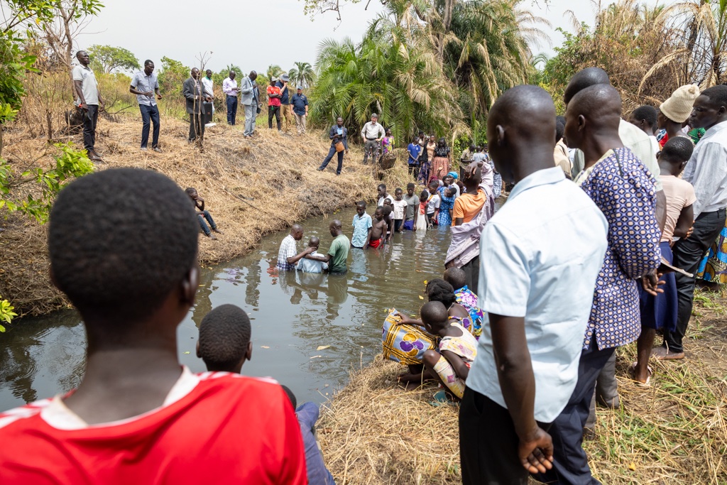 TexansOnMission's tweet photo. Praise Report: Texans and Ugandans on Mission baptized 51 people this past Sunday.

God is at work in Uganda. Local residents are learning the Good News and choosing to dedicate their lives to Christ. They are receiving both clean water and living water. Praise God! https://t.co/KGx91kMBq7