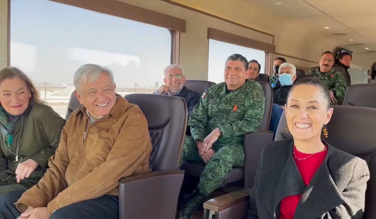 Al menos este tren sí existe 😂 no como el simulador donde viajó el viejo mitómano