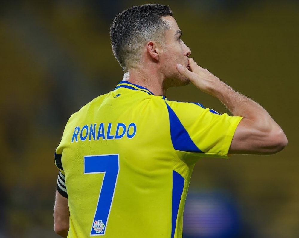 شكرا رونالدو شكرا لـ توصيل صوتنا خلال 50 سنه ماضيه

فقط بيوم واحد وصل للعالم اجمع 

صحف خليجيه عربيه أوروبيه عالميه تتكلم عن ظلم النصر

شكرا يا أسطوره من القلب 💛 🙏