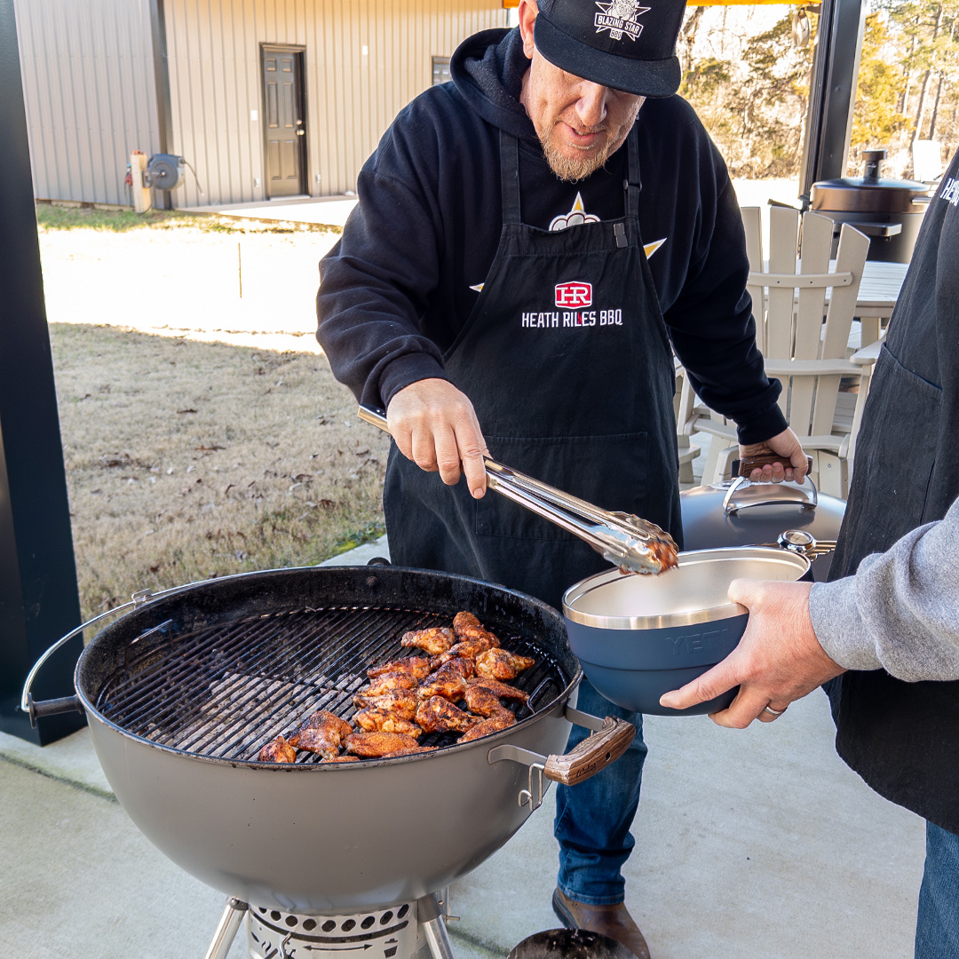 HeathRilesBBQ's tweet image. New recipe is live 🔥
Reaper Garlic Parmesan Wings with Mike Starr of @blazingstarbbq.
Crispy wings. Balanced heat. Big flavor.

Watch now: youtu.be/v5nZTG7VU1k

#BBQ #ChickenWings #Grilling #LiveFire #WingRecipe #BBQLife #GameDayFood @WeberGrills