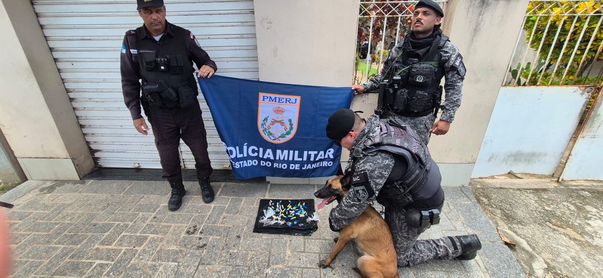 PMERJ's tweet photo. Policiais do #BAC, em apoio ao #8BPM e seguindo as diretrizes do Comandante do #COE, durante patrulhamento na comunidade da Nova Canaã, em Campos dos Goytacazes, localizaram material entorpecente em um local abandonado utilizado pelo tráfico. Ocorrência encaminhada à #146DP. https://t.co/uerVhgLA7K