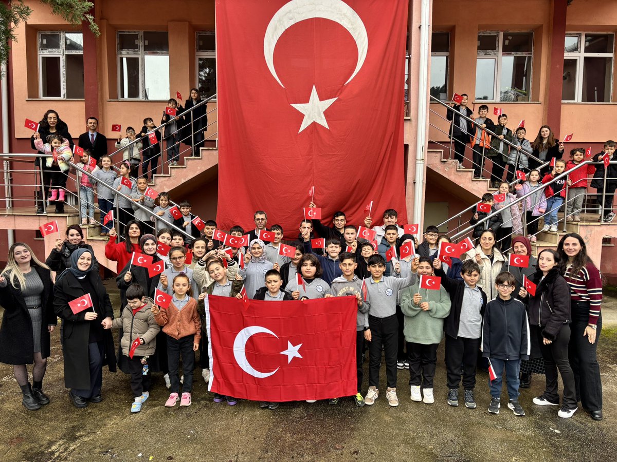 “Bayrak Sevgisi” temasıyla yeni dönem başlıyor! Bayrakla Başlayan Okul, Birlikle Büyüyen Gelecek

#BayraklaBaşlayanOkul