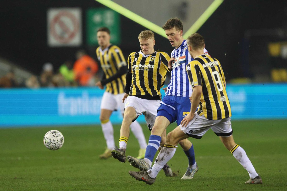 SVVitesse's tweet photo. Het blijft 1-1 in GelreDome. 🦅

#Vitesse #Vitfce https://t.co/73ylAAqUEa