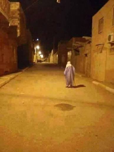 المُصلّونَ هم ضياءُ المدينَةْ
ودليل الرضا ، وبيتُ السكينةْ

أوثقوا العهدَ عند كل أذانٍ
بحبالٍ مع السماءِ متينةْ

نحو صوتِ الهدىٰ مع الليل ساروا
بوقارٍ كما تسيرُ السفينةْ

فإذا لامسوا الثرى لصلاة 
 يرتوي منهُمُ الثرىٰ طمأنينة

#عيادة_خليل