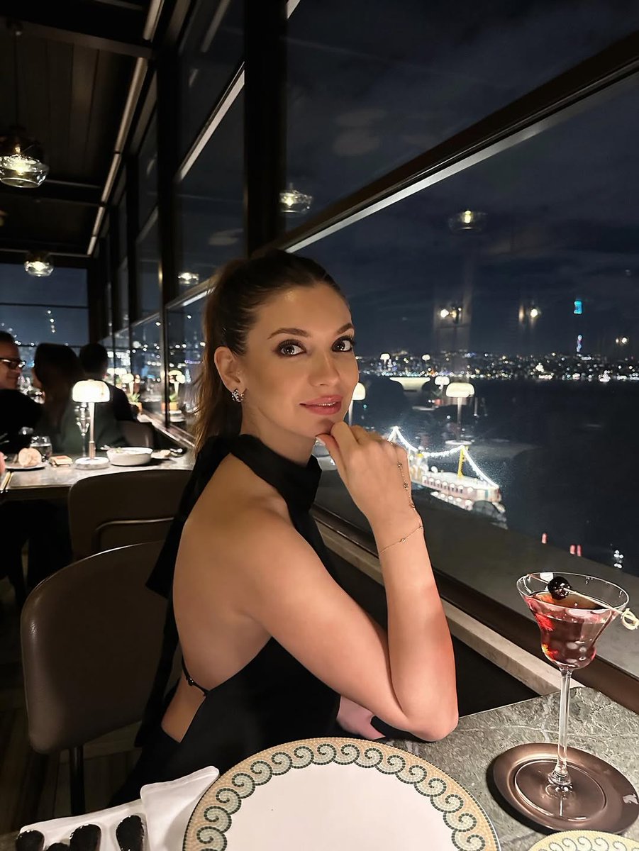 Telefuturo's tweet image. ✨ #Ece, elegante, impredecible y peligrosa. Sabe exactamente cómo cambiar el destino.

🔥 #DestinoRotoPy | Lunes a Viernes a las 21:50 hs. por #TelefuturoPy #RevolucionandoJuntos