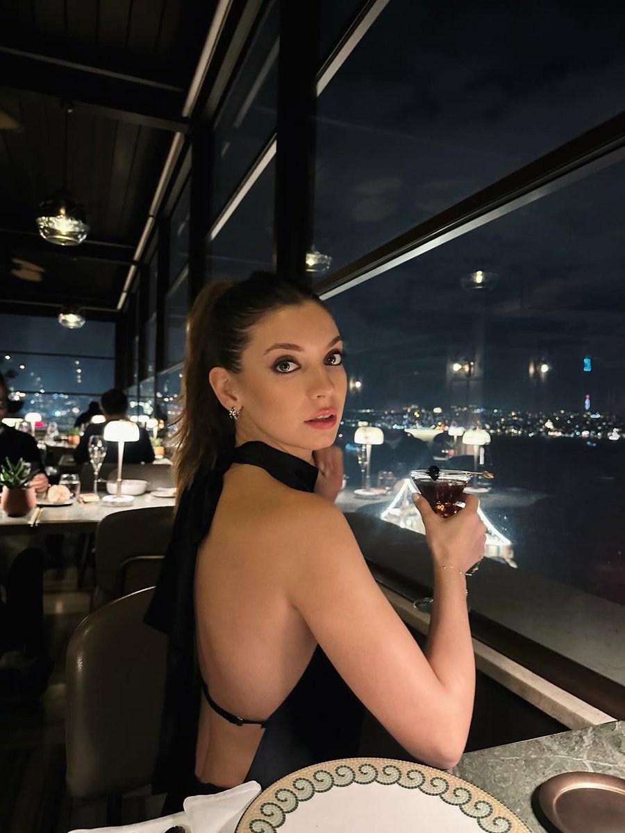 Telefuturo's tweet image. ✨ #Ece, elegante, impredecible y peligrosa. Sabe exactamente cómo cambiar el destino.

🔥 #DestinoRotoPy | Lunes a Viernes a las 21:50 hs. por #TelefuturoPy #RevolucionandoJuntos