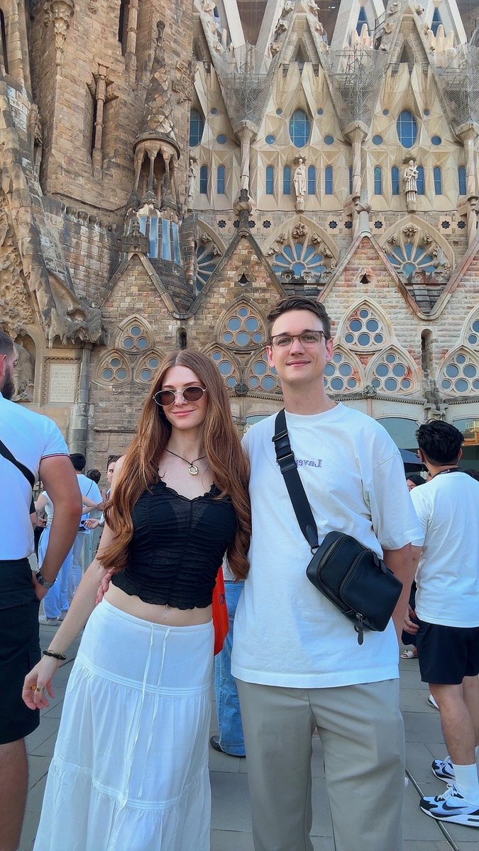 JERICHO's tweet image. happy birthday to my partner in literally everything. I love you, the time we spend together, and inevitably the future memories we’re gonna create 🖤🙂‍↕️