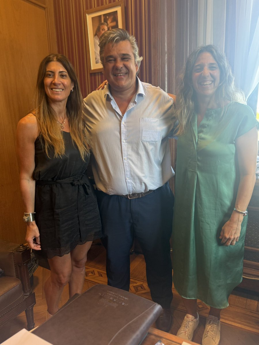 Reunido con la Arq.  <a href="/mumasebasti/">muma sebasti lussich</a> y la Ec. <a href="/lumacedosaravia/">Luciana Macedo</a>, calificadas profesionales  referentes del <a href="/CEMetUY/">Centro de Estudios Metropolitano</a>. Analizando conclusiones de estudio referido a políticas de descentralización en el ámbito del 3er. Nivel de Gobierno.