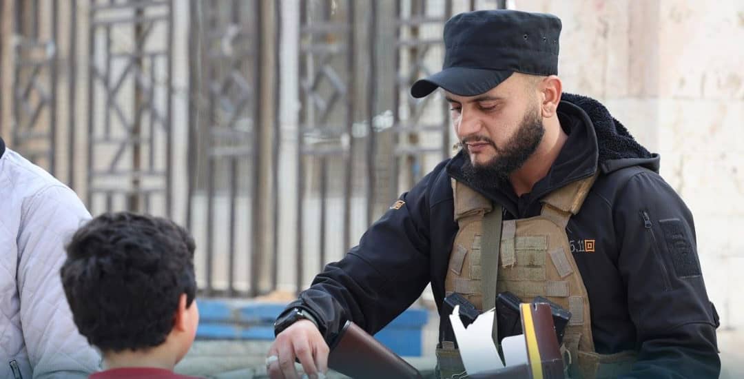 BntAlshrqy79979's tweet image. صور تفوح منها رائحة الورد الممزوج بالحب 🤗

قوى الأمن الداخلي توزّع الورود على الأهالي في مدينة حماة😍😍🌸🌸، إحياءً لذكرى مجزرة 1982، في لفتة إنسانية تعبّر عن التضامن مع ذوي الضحايا واستحضار معاني الوفاء والرحمة.
#مجزرة_حماة 
#حماة