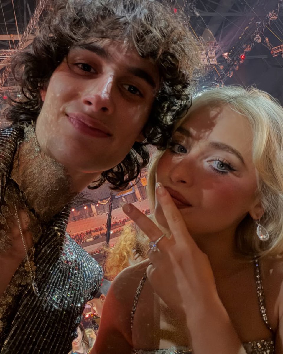 SCANews_'s tweet photo. 📸| Sabrina Carpenter with Sombr at the 2026 GRAMMYs https://t.co/vYyClBbwNo