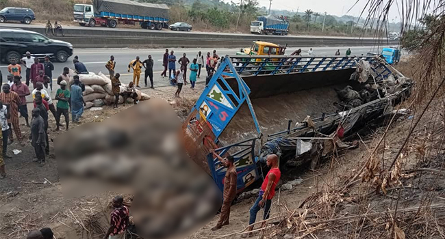 channelstv's tweet photo. Six Dead, 23 Injured In Lagos–Ibadan Expressway Crash

https://t.co/8e6eqeMPOC https://t.co/LvUGJi1R6z