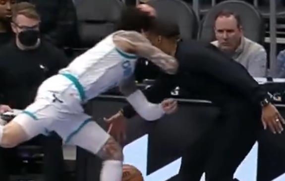 thecj0s's tweet photo. LaMelo Ball &amp; Charles Lee getting a smooch in courtside https://t.co/AnUIDdWbUy