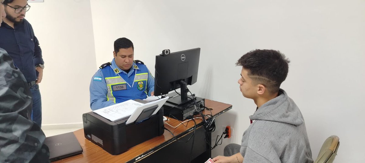 Nuestro personal de la Dirección Policial de Telemática se movilizó al Centro de Capacitación Vial y Evaluación de Conductores para supervisar el correcto uso del sistema de “Proceso Digital de Certificación de Nuevos Conductores”, verificando que el  facebook.com/share/p/1BzUxb…