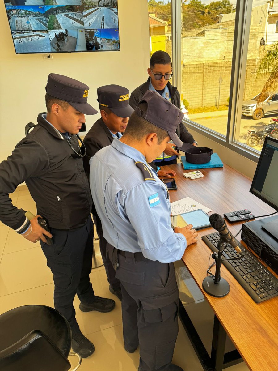 DTelematicaPNH's tweet photo. Nuestro personal de la Dirección Policial de Telemática se movilizó al Centro de Capacitación Vial y Evaluación de Conductores para supervisar el correcto uso del sistema de “Proceso Digital de Certificación de Nuevos Conductores”, verificando que el  https://t.co/Bz1nqkohOZ https://t.co/dxpbbp5246