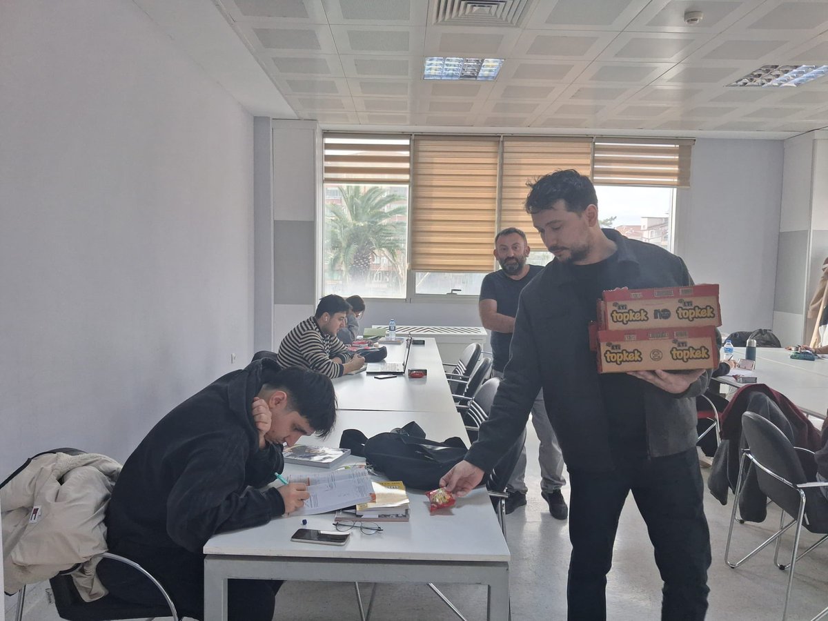 GSB_BafraGM's tweet photo. Berat Kandili’nin manevi huzurunu hep birlikte yaşadık 🤍
Kur’an-ı Kerim tilaveti yapıldı 📖, dualar edildi 🤲 ve ikramlar dağıtıldı 🍬
Rabbim bu mübarek gecede edilen tüm duaları kabul eylesin 🌙✨

#BeratKandili #gsbgm #bafragm https://t.co/Fc2dLrjlvP
